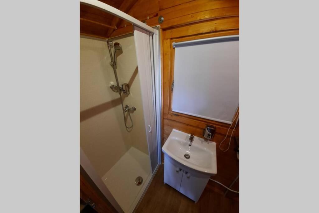 Appartamento Autarkes Tiny House Mit Rheinblick Rumikon Esterno foto